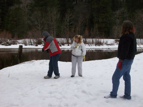 Family throwing snowballs 