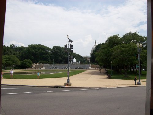 Fountain & monument by U.S. capitol 